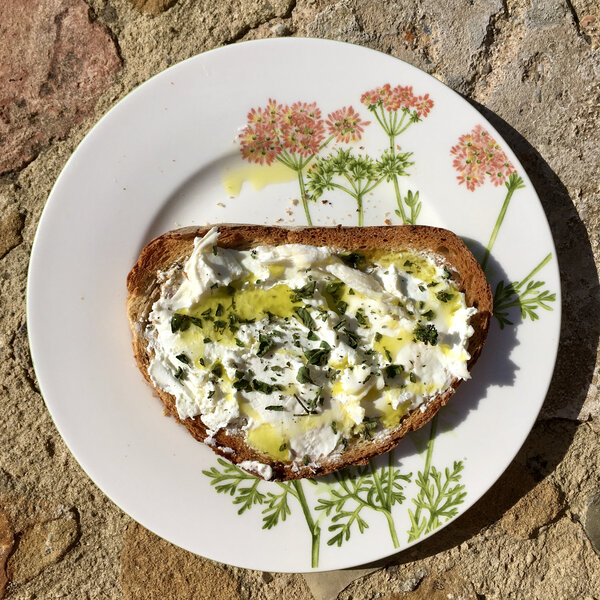 fettunta con ricottta e origano 600x600